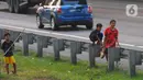 Aksi yang dilakukan anak-anak ini tentu sangat berbahaya dan bisa menjadi penyebab kecelakaan lalu lintas. (merdeka.com/imam buhori)