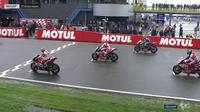 Start ulang dilakukan setelah hujan mereda dengan posisi pebalap sesuai urutan terakhir sebelum dihentikan. (Bola.com/Twitter/MotoGP)