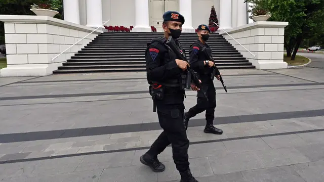 Pengamanan Ibadah Malam Natal Sejumlah Gereja di Indonesia