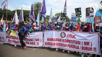 Massa buruh gabungan saat menggelar aksi di kawasan Patung Arjuna Wijaya, Jakarta, Kamis (25/11/2021). Dalam aksinya, ratusan buruh tersebut menuntut pembatalan Omnibus Law Undang-Undang Cipta Kerja dan kenaikan upah 2022. (Liputan6.com/Faizal Fanani)