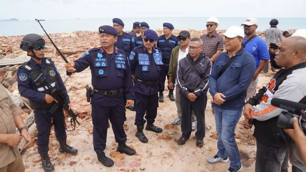 KKP menghentikan proyek pembangunan terminal khusus (dermaga pelabuhan) pada lahan reklamasi tanpa PKKPRL seluas 0,4 hektar (Ha) di Batu Putih, Desa Teluk, Kabupaten Lingga, Kepulauan Riau. (Foto: Liputan6.com/KKP)