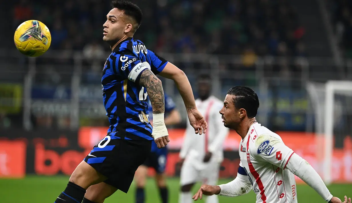 Penyerang Inter Milan, Lautaro Martinez (kiri) berebut bola atas dengan pemain Monza pada pekan ke-28 Serie A Italia di Stadion Giuseppe Meazza, Milan pada 8 Maret 2025 waktu setempat atau Minggu (9/3/2025) dini hari WIB. (Isabella BONOTTO/AFP)
