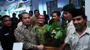Menteri Desa, Pembangunan Daerah Tertinggal dan Transmigrasi, Marwan Jafar memberikan bibit tanaman saat blusukan perdananya di Kabupaten Lebak, Banten, Rabu (5/11/2014) (Liputan6.com/Johan Tallo)