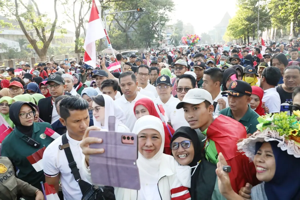 Khofifah saat jalan sehat bareng warga Jatim menyambut 1 Muharram. (Dian Kurniawan/Liputan6.com)