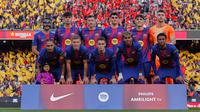 Para pemain Barcelona berbaris untuk foto tim sebelum laga La Liga menghadapi Alaves di Barcelona, Spanyol, Sabtu, 29 November 2025. (AP Photo/Joan Monfort)