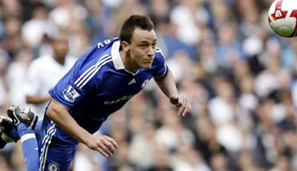 Aksi sundulan bek dan kapten Chelsea, John Terry di laga EPL melawan Tottenham Hotspur di White Hart Lane, London, 21 Maret 2009. AFP PHOTO/IAN KINGTON