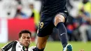 Penyerang AS Monaco, Kylian Mbappe (kanan) berusaha melewati bek Juventus, Daniel Alves pada leg kedua semifinal Liga Champions di Turin, Italia, (10/5). Juventus melangkah ke final setelah menang dengan aggregat 4-1. (AP Photo/Antonio Calanni)