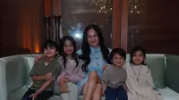 7 Potret Donna Harun dan Cucu yang Selalu Akrab, Sederhana dan Penuh Makna