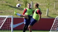 Wayne Rooney (kiri) saat berlatih dengan Harry Kane di kamp timnas Inggris. (Anthony Devlin / AFP)