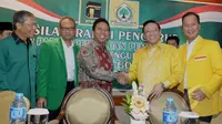 Ketua Umum Partai Golkar Agung Laksono (kedua kanan) bersalaman dengan Ketua Umum PPP Rommahurmuziy (ketiga kiri) usai bersilahtuhrahmi di Jakarta, Jum'at (13/3/2015). (Liputan6.com/Andrian M Tunay)