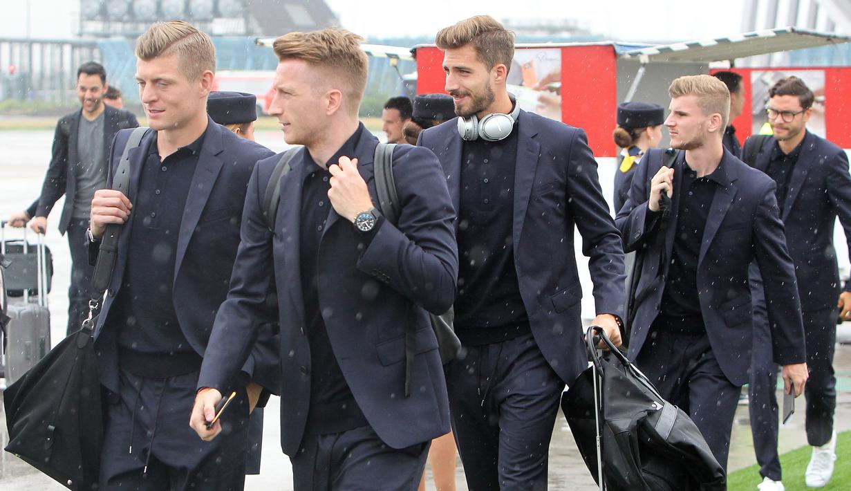 Para pemain Timnas Jerman tiba di Moskow, Selasa (12/6/2018). Jerman datang ke Rusia untuk mempertahankan gelar juara Piala Dunia. (AFP/Daniel Roland)