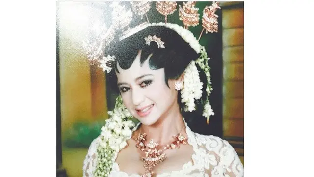 6 Potret Lawas Dewi Perssik, Bukti Tetap Awet Muda