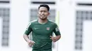 Pemain Timnas Indonesia, Andik Vermansah, tersenyum saat latihan di Stadion Wibawa Mukti, Jawa Barat, Sabtu (3/11). Latihan ini persiapan jelang Piala AFF 2018. (Bola.com/M Iqbal Ichsan)