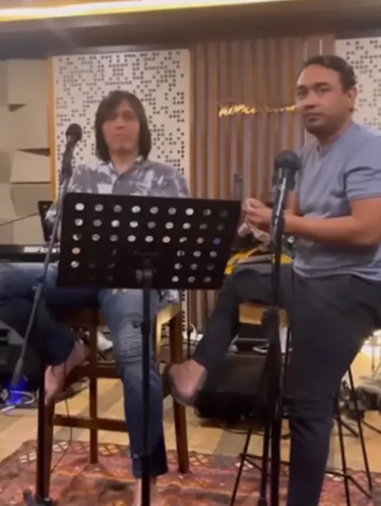 Sang istri, Meisya Siregar bahkan mengaku merinding saat mendengarkan suami menjalani latihan dengan ketiga musisi Indonesia lainnya. Dirinya bahkan mengaku ikut hanyut dalam suasana sedih saat mendengar keempatnya bernyanyi. (Liputan6.com/IG/@bebi_romeo)