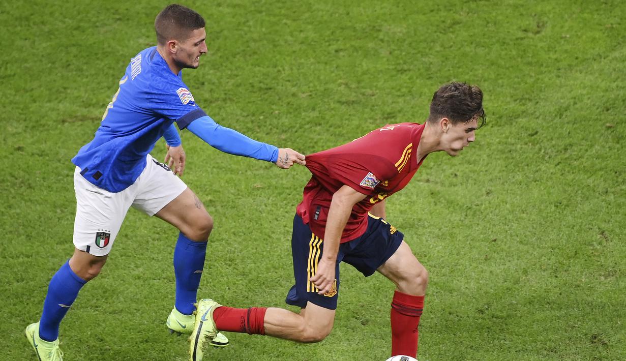 Penampilan Gavi cukup meyakinkan dengan melakukan 68 sentuhan, 53 umpan, dan empat kali tekel. Walau masih muda namun Gavi tidak canggung bertarung dengan barisan lini tengah Italia seperti Marco Verratti dan Jorginho. (AP/Marco Bertorello/Pool)