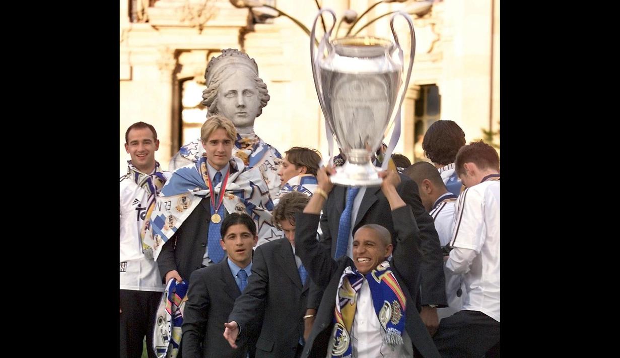 Bek kiri asal Brasil ini mendapatkan tiga trofi Liga Champions selama memperkuat Real Madrid. Namun yang paling spesial terjadi di musim 2001/2002. (AFP/Christophe Simon)