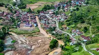 Kepala Dinas Komunikasi dan Informatika (Diskominfo) Bener Meriah, Ilham Abdi, menyebutkan pada Kamis 4 Desember 2025, terdapat 29 orang meninggal dunia. Tampak dalam foto, kawasan permukiman terlihat pascabanjir bandang di Kabupaten Bener Meriah, Provinsi Aceh, pada Kamis 4 Desember 2025. (CHAIDEER MAHYUDDIN/AFP)