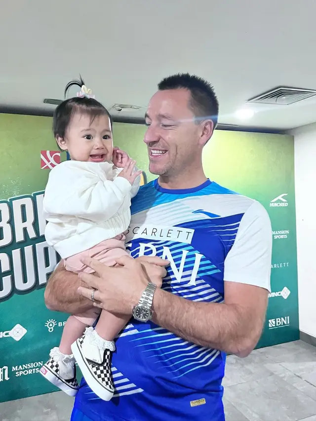 Potert baby Bible saat Digendong Alessandro Nesta dan John Terry