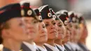 Polisi wanita Rusia baris berbaris selama Victory Day parade militer negara itu pada Dvortsovaya Square St. Petersburg pada tanggal 9 Mei 2011 di peringatan akhir Perang Dunia II. (AFP Photo / Kirill Kudryavtsev)