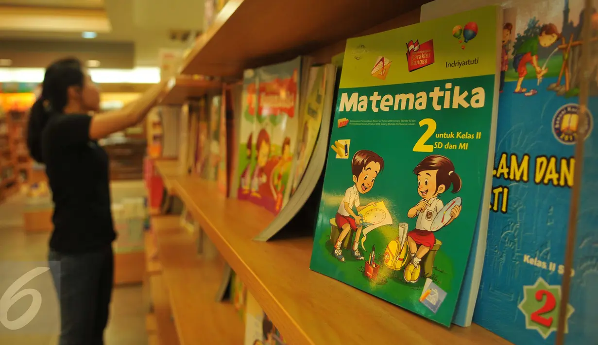Pegawai merapihkan buku pelajaran di sebuah toko buku di Jakarta, (12/7). Menjelang dimulainya tahun ajaran baru 2016/2017 penjualan buku materi pelajaran dan buku tulis di toko buku mengalami peningkatan sekitar 50 persen. (Liputan6.com/Gempur M Surya)