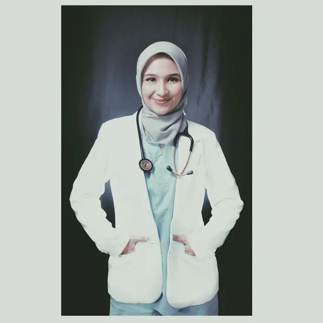 7 Potret Sarah Shahab, Adik Zee Zee Shahab yang Jadi Dokter Lawan Corona Covid-19