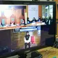 VN, terdakwa perempuan dalam kasus video syur Vina Garut, tengah menunggu sidang putusan yang dilakukan secara teleconference alias online tersebut. (Liputan6.com/Jayadi Supriadin)