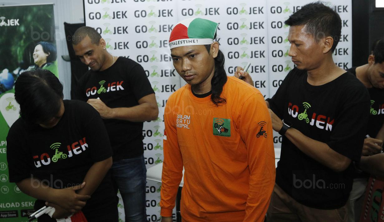 Pemain Persija, Ismed Sofyan dan Bruno Lopes, memberikan tanda tangan saat jumpa fans di Jakarta, Senin (2/10/2017). Acara yang diselenggarakan oleh Gojek ini menjadi ajang bertemunya The Jakmania dengan pemain idolanya. (Bola.com/M Iqbal Ichsan)