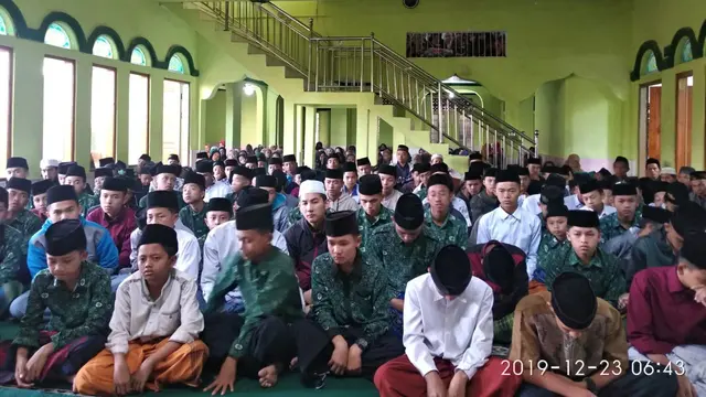 Ratusan santri Pesantren Nurul Huda, Cisurupan Garut, Jawa Barat, tengah mendengarkan materi ilmu agama yang diberikan pimpinan pesantren kepada mereka