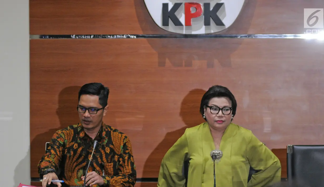 Wakil Ketua KPK Basaria Panjaitan (kanan) siap memberi keterangan terkait OTT Kendari saat jumpa pers di Gedung KPK, Jakarta, Kamis (1/3). Wali Kota Kendari Adriatma Dwi Putra dan cagub Sultra Asrun merupakan anak dan bapak. (Liputan6.com/Herman Zakharia)