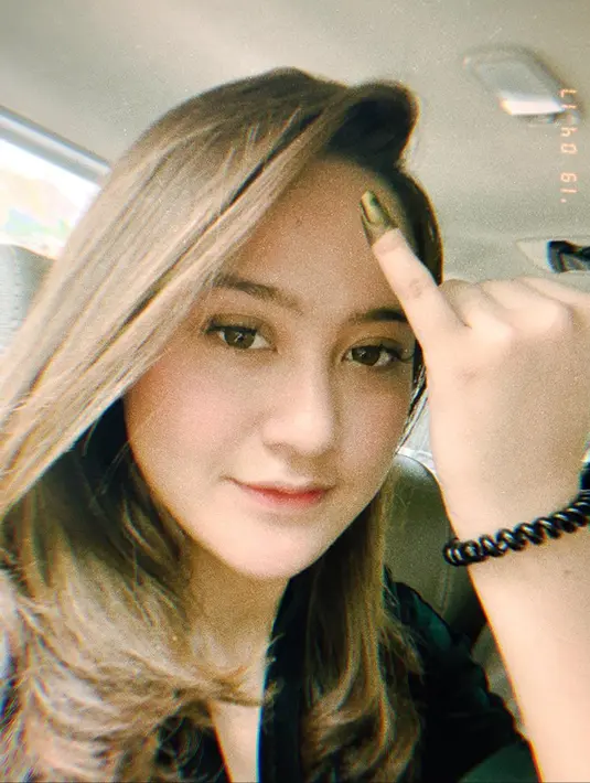 Salshabilla Adriani, aktris kelahiran tahun 2000 ini baru pertama kali ikut merayakan pesta demokrasi dalam pemilu 2019. Ia menunjukkan jari kelingkingnya yang telah dihiasi dengan tinta. Menandakan kalau sudah sah menyoblos. (Instagram/@salshabillaadr)
