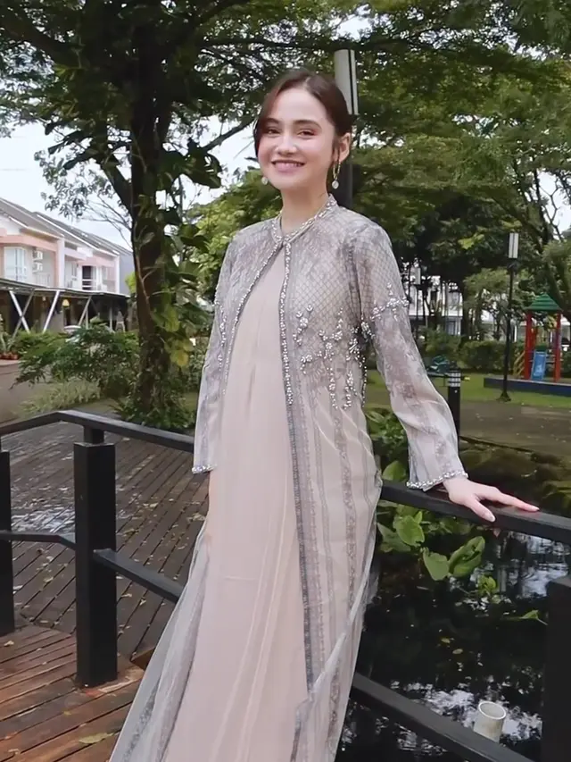 Syifa Hadju Tampil dengan Busana Muslim Brand Lokal model dress. [@javina_official]