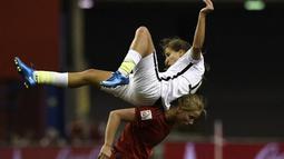 Pemain AS, Tobin Heath (Atas) berebut bola dengan pemain Jerman Tabea Kemme dalam semifinal Piala Dunia Wanita 2015 di Stadion Olimpiade di Montreal, Kanada. (30/6/2015). (AFP PHOTO/Franck Fife)