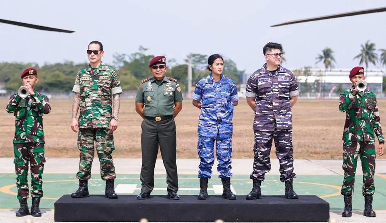 Kala itu, ia memilih mengenakan baju tentara warna biru. Dengan atasan lengan yang digulung dan celana berkantungnya.  [@renattamoeloek]