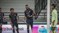 Striker Arema FC, Carlos Fortes merayakan gol yang dicetaknya ke gawang Persipura. (Bola.com/Maheswara Putra)
