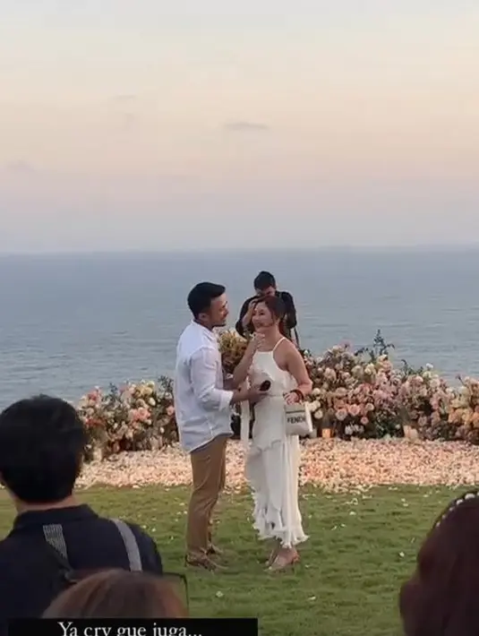 Gelaran yang dilangsungkan di Bali terlihat begitu indah. Tak hanya dekorasi dan panorama yang menjanjikan, gaun putih yang dikenakan juga memperlihatkan kesan modern dan minimalis sesuai dengan kepribadian Jessica Mila.