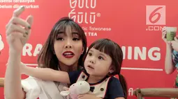 Keakraban selebritas Gisella Anastasia bersama sang anak Gempita Nora Marten saat menghadiri pembukaan stan produk minuman di Jakarta, Jumat (23/3). Gisel mengaku bahwa Gempi menyaingi ketenarannya sebagai pesohor hiburan. (Liputan6.com/Faizal Fanani)