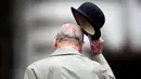 Pangeran Philip dari Inggris menghadiri parade Marinir Kerajaan untuk menandai akhir dari Global Challenge 1664 di Buckingham Palace Forecourt di London pada 2 Agustus 2017. Pangeran Philip, suami dari Ratu Elizabeth II telah meninggal dunia di usia ke-99 pada 9 April 2021. (HANNAH MCKAY/POOL/AFP)