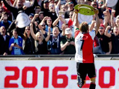 Kapten Feyenoord, Dirk Kuyt mengangkat trofi juara Eredivisie 2016-2017 usai mengalahkan Heracles pada laga Eredivisie di  Kuip stadium, Rotterdam, (14/5/2017).  (EPA/Robin Van Lonkhuijsen)