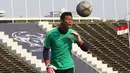 Kiper Timnas Indonesia U-22, Satria Tama, berusaha menyundul bola saat latihan di Stadion National Olympic, Phnom Penh, Sabtu (23/2). Latihan ini persiapan jelang laga semifinal Piala AFF U-22 melawan Vietnam. (Bola.com/Zulfirdaus Harahap)