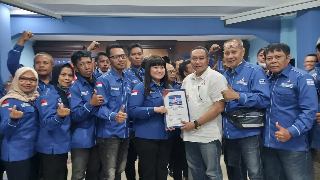 Herlina Harsono Njoto (tengah) saat menyerahkan berkas pencalonan ketua Demokrat Surabaya. (Dian Kurniawan/Liputan6.com).
