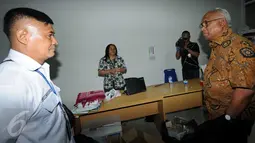 Plt Ketua KPK, Taufiqurahman Ruki (kanan) saat berada di gedung baru Tipikor, Jakarta, Senin (16/11/2015) Kedatangan Ruki untuk mengetahui kesiapan serta kekurangan dari ruangan Para Jaksa KPK. (Liputan6.com/Helmi Afandi)