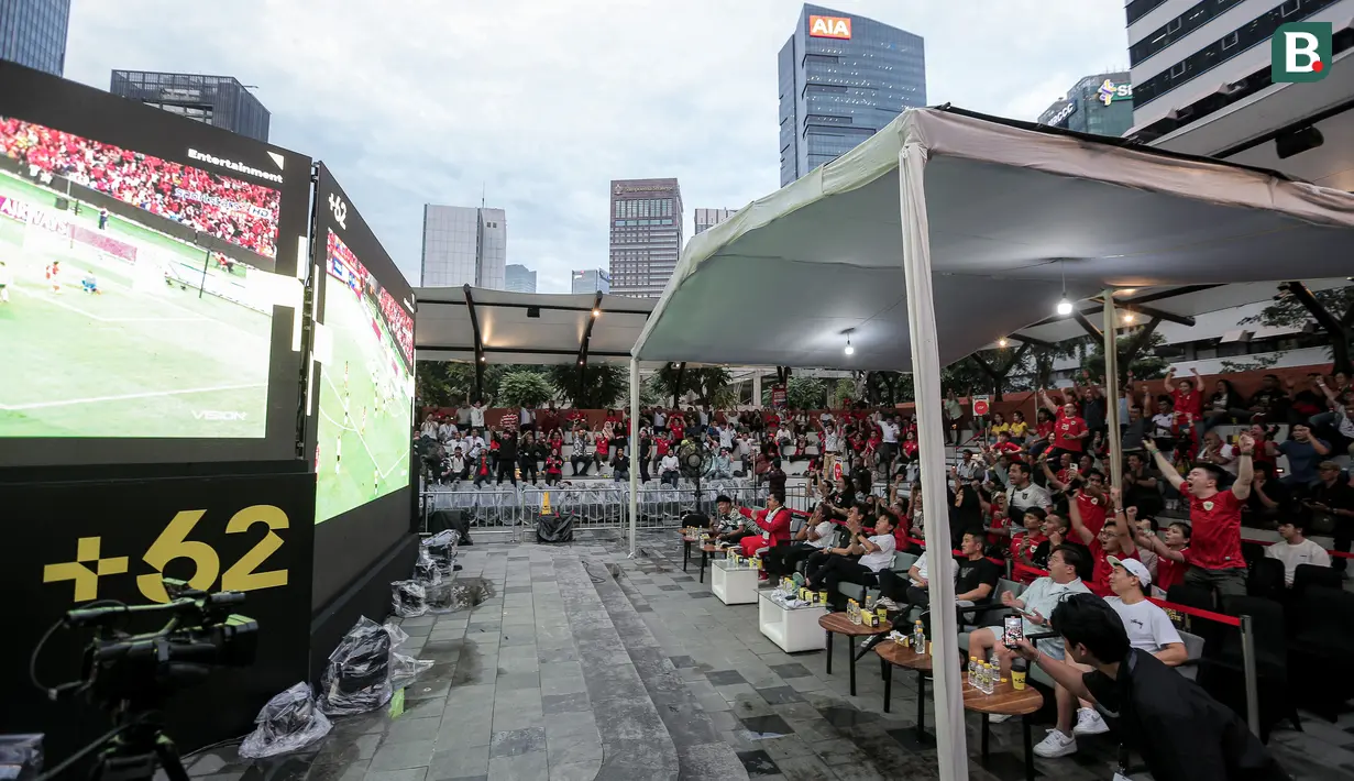 Suasana nonton bareng Timnas Indonesia melawan Australia dalam laga lanjutan Putaran Ketiga Kualifikasi Piala Dunia 2026 di daerah sekitar Setiabudi, Jakarta Pusat, Kamis (20/03/2025) sore WIB. (Bola.com/Bagaskara Lazuardi)