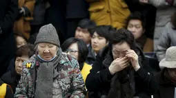 Dua nenek tua mantan budak seks militer Jepang saat melakukan aksi Anti - Jepang di Seoul, Korea Selatan, (30/12). Saat ini hanya ada 53 orang korban yang masih hidup dan rata-rata berumur 90 tahun. ( REUTERS/Kim Hong - Ji)