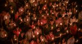 Umat Kristiani menyalakan lilin selama misa Hari Natal di Gereja Bethany, Surabaya, Jawa Timur pada Kamis 25 Desember 2025. Puluhan ribu umat Kristiani memadati Gereja Bethany Nginden Surabaya untuk mengikuti ibadah Natal pada Kamis (25/12/2025) malam. (JUNI KRISWANTO/AFP)