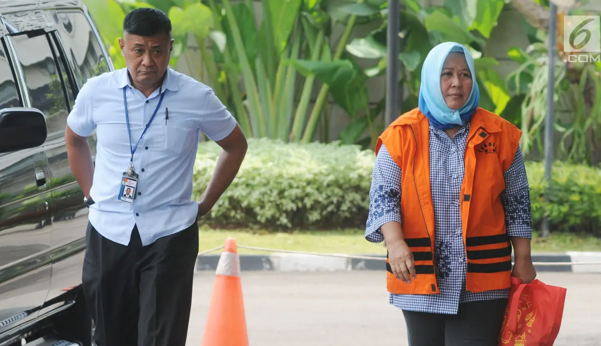Panitera Pengadilan Negeri Tangerang Tuti Atika dikawal petugas menuju ruang pemeriksaan di gedung KPK, Jakarta, Kamis (29/03). Tuti menjadi tersangka kasus penangan putusan perkara perdata di PN Tangerang dalam sengketa Tanah. (Merdeka.com/Dwi Narwoko)