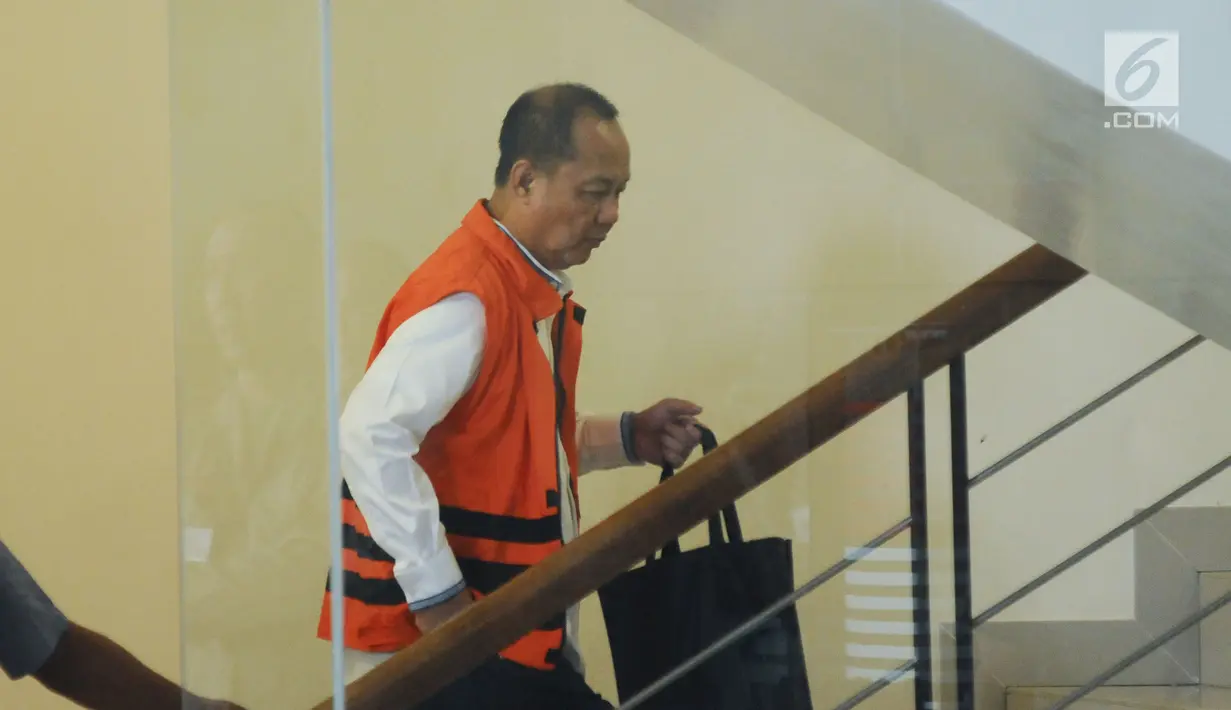 Mantan Kepala BPPN Syafruddin Arsyad Temenggung bersiap menjalani pemeriksaan perdana di Gedung KPK Jakarta, Rabu (27/12/2017). Ia diperiksa terkait dugaan korupsi pemberian SKL pemegang saham pengendali BDNI tahun 2004. (Liputan6.com/Helmi Fithriansyah)