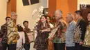 Menko PMK, Puan Maharani memberikan penghargaan Prestasi Penyelenggaraan Lebaran 2017 kepada Menteri Perdagangan, Enggartiasto Lukita di Jakarta, Selasa (1/8). UKP-PIP memberi penghargaan kepada 15 instansi pemerintah. (Liputan6.com/Faizal Fanani)