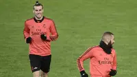 Pemain Real Madrid, Gareth Bale, bersama Karim Benzema saat mengikuti sesi latihan jelang laga Liga Champions di Roma, Italia, Senin (26/22/2018). Real Madrid akan berhadapan dengan AS Roma. (AFP/Filippo Monteforte)
