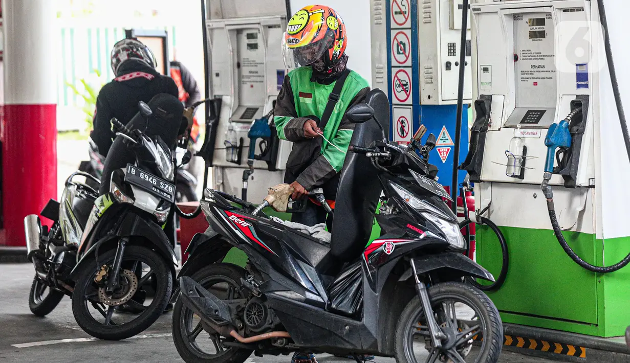 Sejumlah kendaraan mengantri di SPBU kawasan Kuningan, Jakarta, Sabtu (3/9/2022). Pemerintah akhirnya menaikan harga BBM bersubsidi, Adapun harga BBM yang mengalami kenaikan yaitu Pertalite menjadi Rp 10.000 per liter, harga solar menjadi Rp 6.800 per liter dan Pertamax menjadi Rp 14.500 per liter. (Liputan6.com/Faizal Fanani)