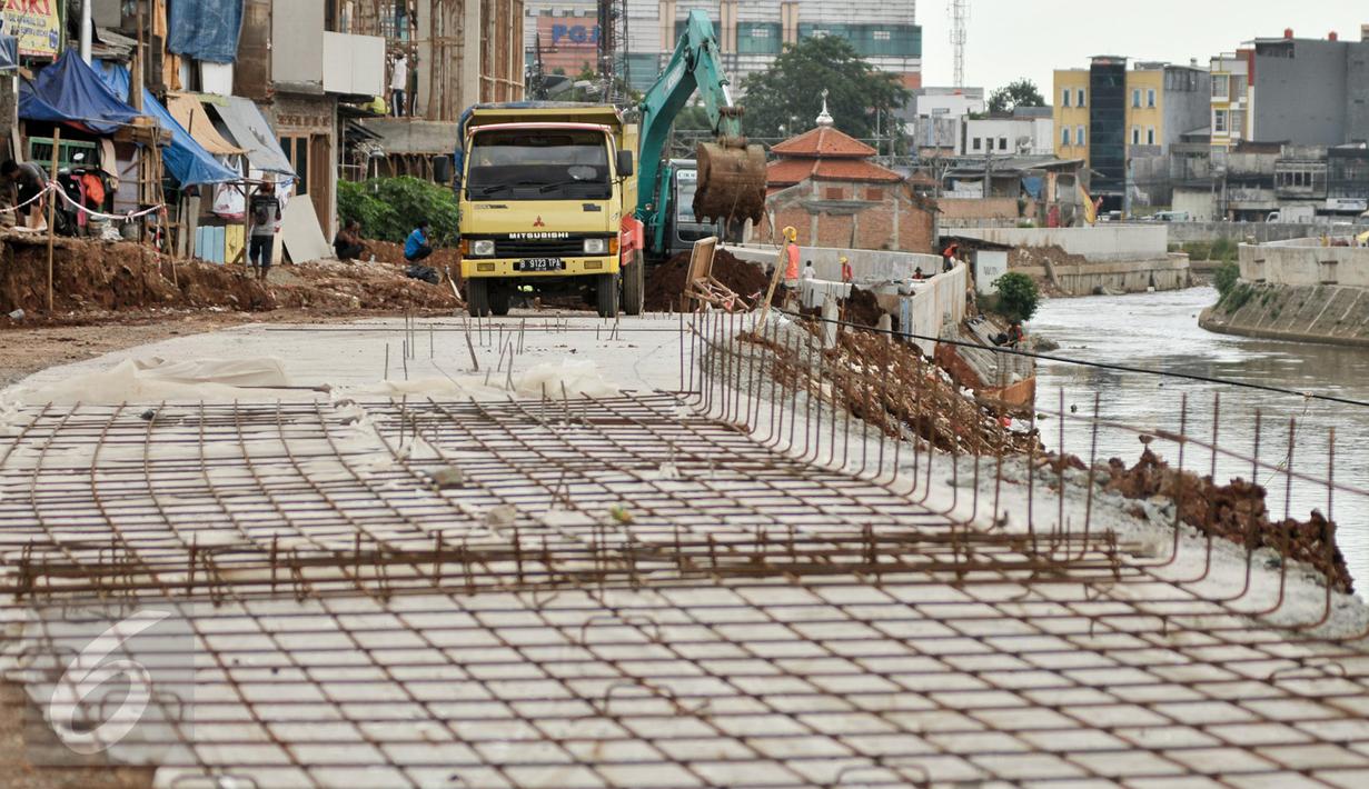 Pembuatan jalan inspeksi di sebagian titik mulai terlihat di kawasan normalisasi Ciliwung, Bukit Duri, Jakarta, Rabu (8/2). Proyek normalisasi Ciliwung Bukit Duri ditargetkan rampung pada Mei mendatang. (Liputan6.com/Yoppy Renato)